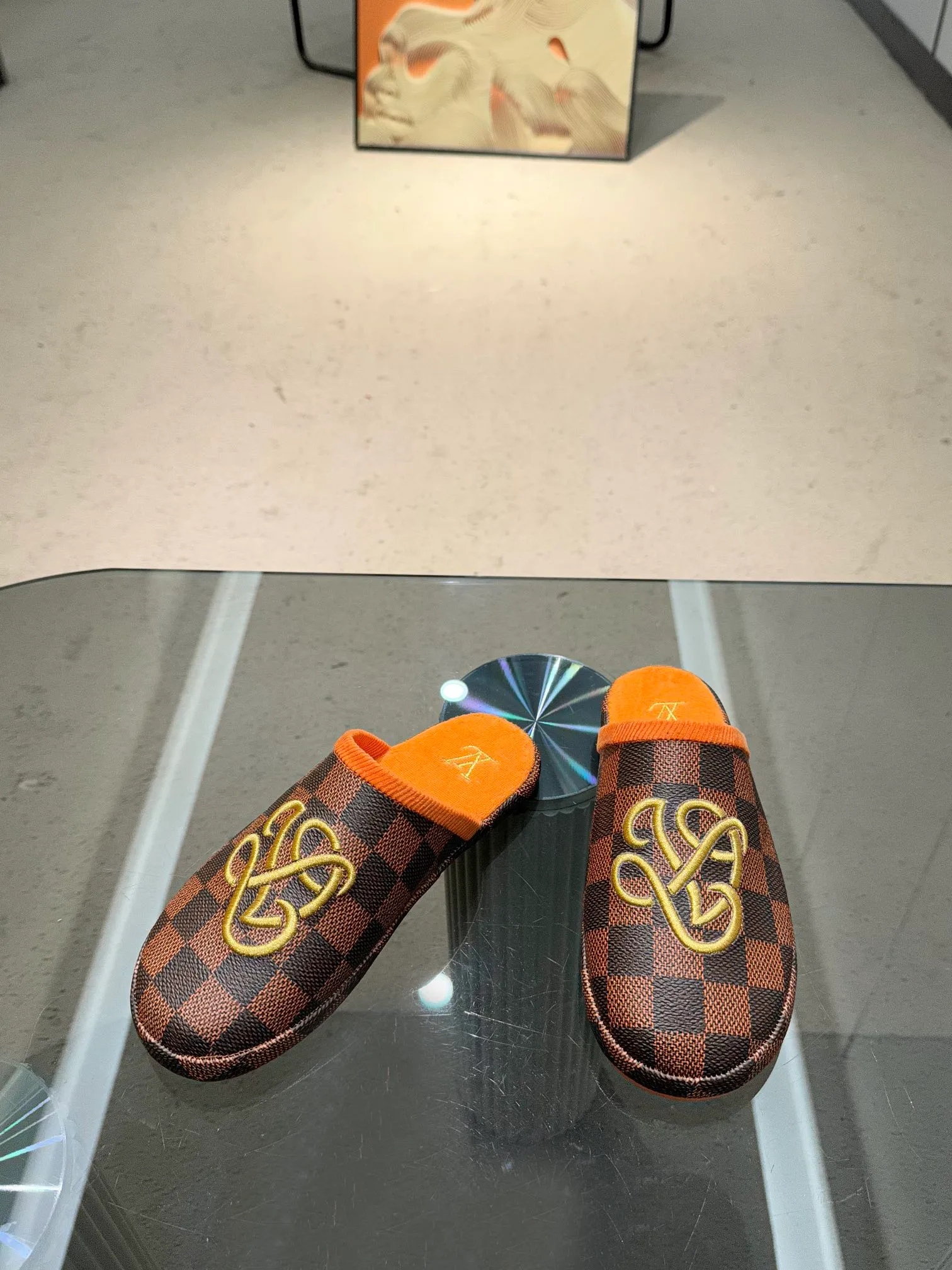 👟👟Ex-factory price 320👟👟 The 2024 couple’s counter features the latest hard goods of LV and Loewe co-branded slippers🆕 ✿Purchase level! Full of high-end feel! A popular model among bloggers at home and abroad, it’s retro and fashionable and looks amazing on your feet! Official website main recommendation code number 35-46